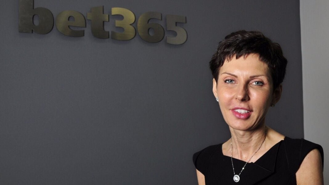 Le chiffre risque de vous choquer… C’est le salaire de la femme la plus riche de Grande-Bretagne Femme professionnelle devant le logo bet365, ambiance de bureau.