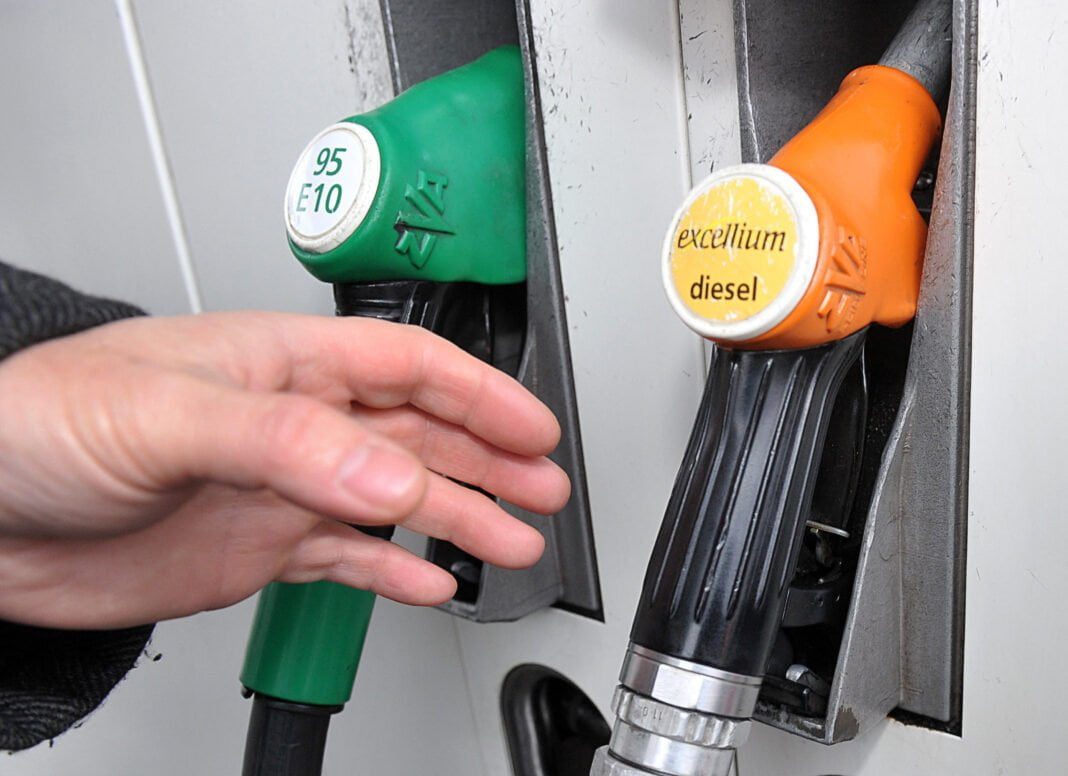 Une première au Maroc : le prix du gasoil dépasse celui de l’essence Pompes à carburant avec prix du gasoil et de l'essence au Maroc.