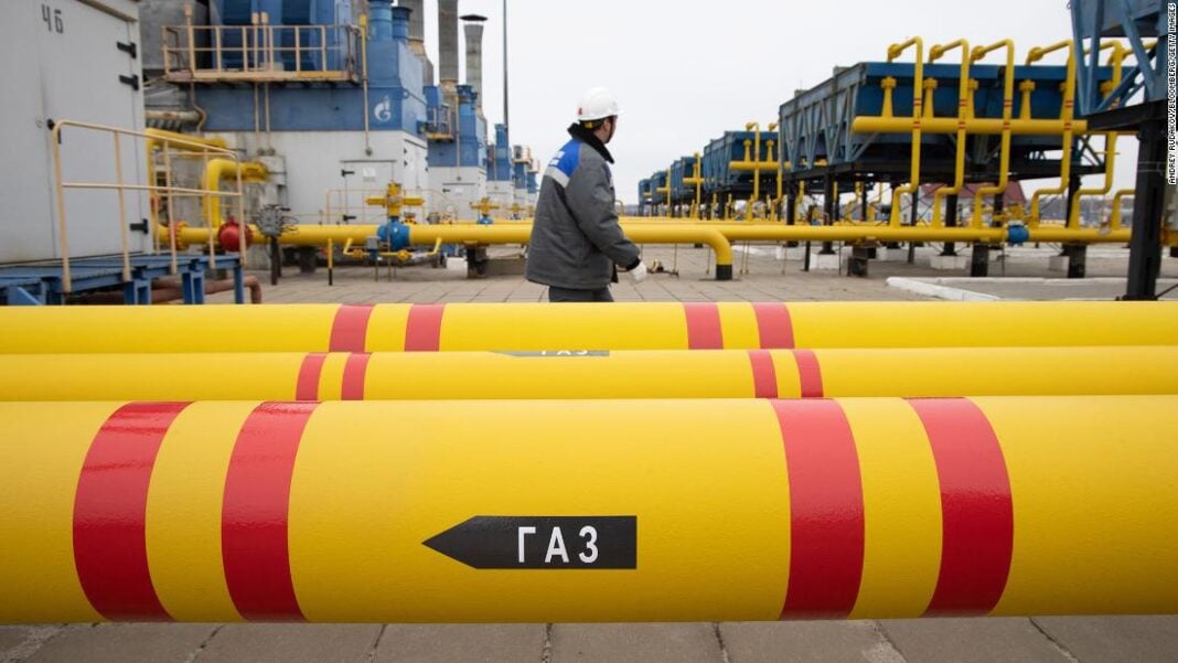 Infrastructure gazière au Maghreb Technicien inspectant des pipelines de gaz dans une installation industrielle.