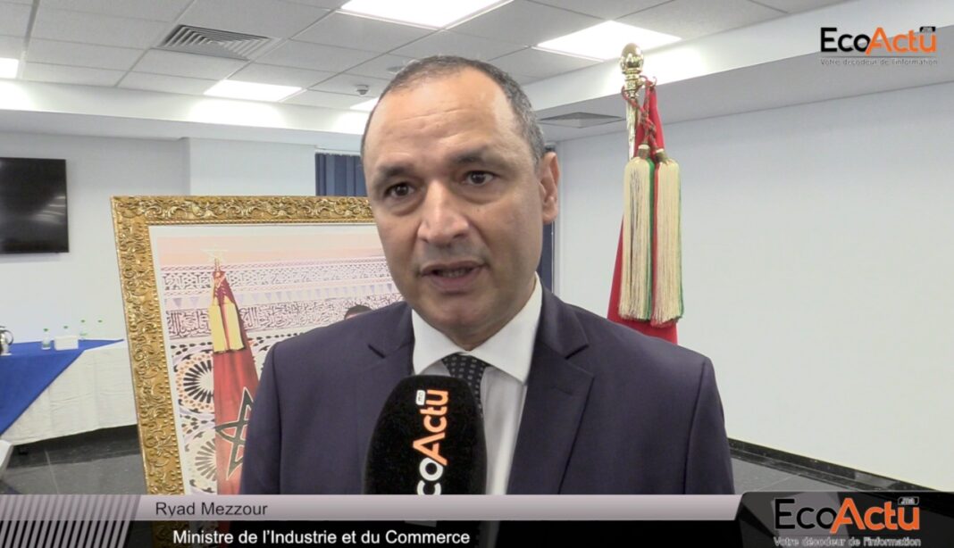 700.000 voitures électriques par an au Maroc Riad Mezzour en interview lors d'un événement industriel au Maroc.