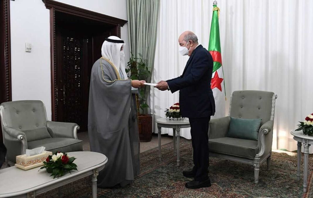 Algérie-Koweït: voici les grands points évoqués par Tebboune et le Cheikh Abdullah Nasser Sabah Al-Ahmed Rencontre diplomatique entre deux responsables avec drapeau algérien en arrière-plan.