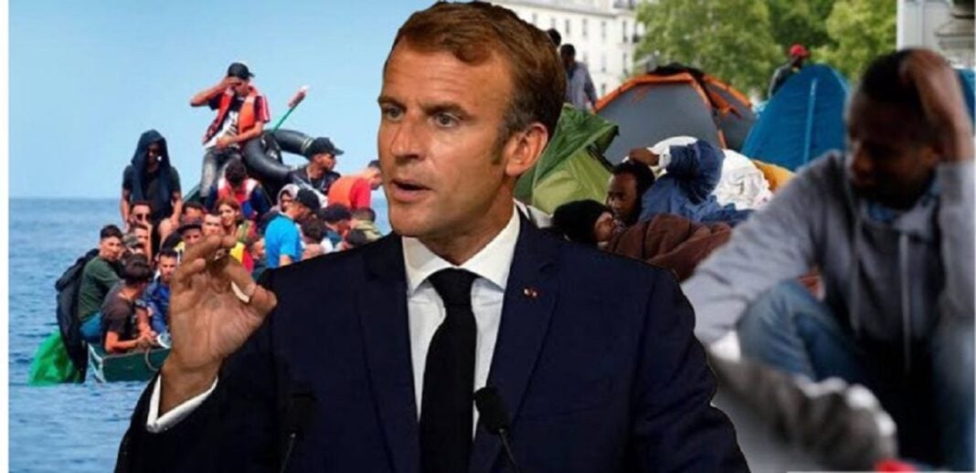 Hommes et femmes migrants sur un bateau en Méditerranée.