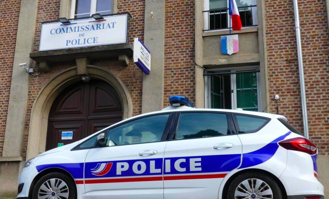 France : sévèrement condamné, la police brise le rêve d’un SDF algérien<br> Voiture de police blanche avec logo POLICE devant un commissariat en France.