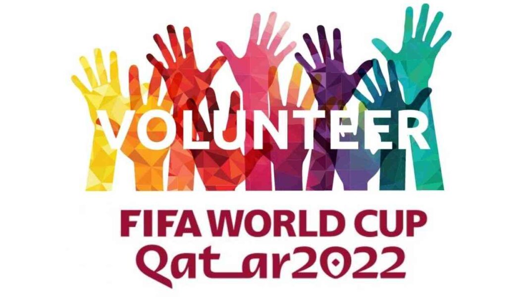 Mondial : Le Qatar ouvre ses portes à 20000 volontaires du monde entier, voici les conditions pour participer Main colorée levant la main pour la Coupe du Monde FIFA 2022 au Qatar.