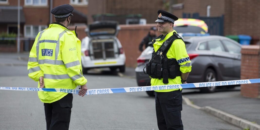Un tunisien arrêté pour meurtre d’une étudiante à Londres Deux policiers en uniforme discutent lors d'une intervention en zone urbaine.