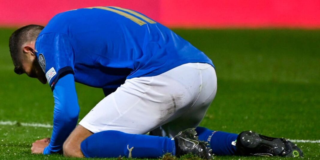 Footballeur en prière sur le terrain après un but important.