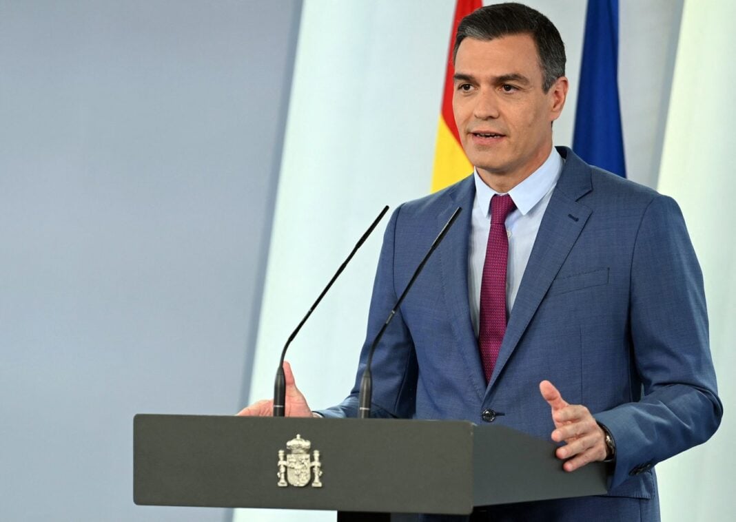 Sahara occidental : Voici pourquoi et comment l’Espagne a changé de camp Homme politique allemand parlant lors d'une conférence officielle.