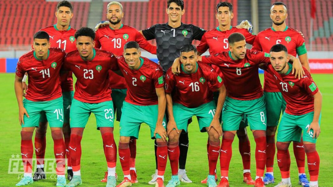Eliminatoires Qatar 2022: le Maroc accroche la RD Congo 1-1 à Kinshasa Groupe de joueurs marocains en maillot rouge et vert sur le terrain.
