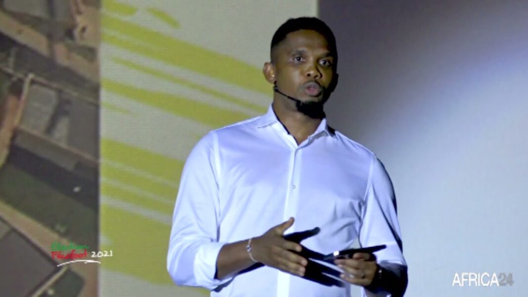Algérie-Cameroun à rejouer ? Voici un communiqué menaçant de Samuel Eto’o Homme en chemise blanche lors d'une conférence sur l'Afrique.