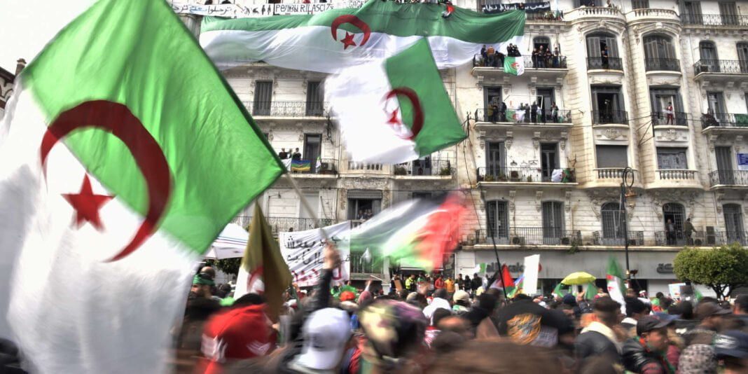 Voici pourquoi le rapport de l’UNICEF sur l’Algérie est une compilation de mensonges Manifestation populaire en Algérie avec drapeaux algériens.