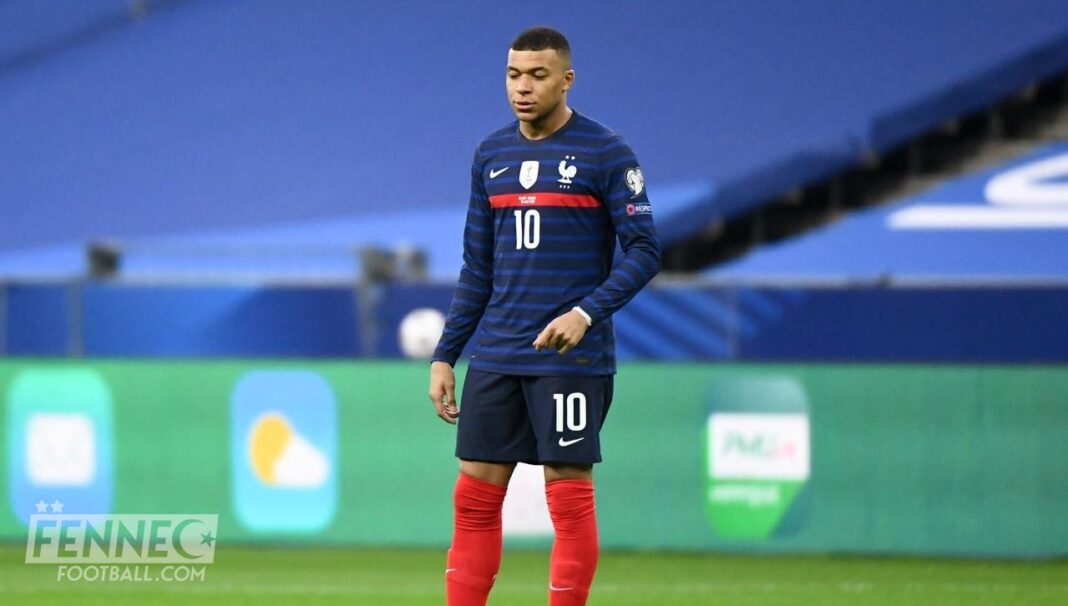 Avant le choc Algérie Cameroun , voici le choix de Kylian Mbappé Kylian Mbappé portant le maillot de l'équipe de France de football.
