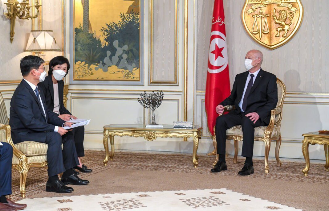 Rencontre officielle en Tunisie Rencontre entre responsables tunisiens et un invité officiel.