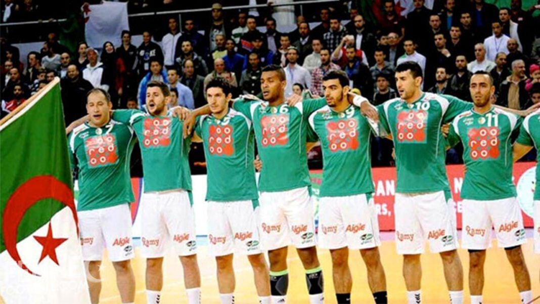 Les joueurs de l'équipe algérienne en formation avant un match.
