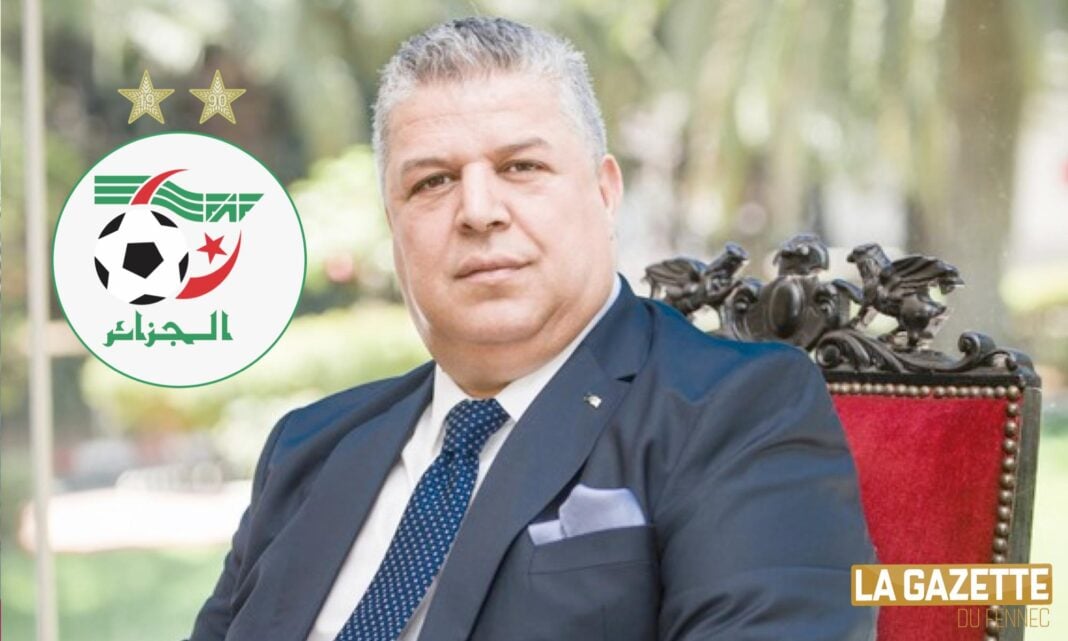 Officiel, le Président de la FAF Charaf-Eddine Amara vient de démissionner Homme en costume assis sur une chaise avec un logo de football algérien.