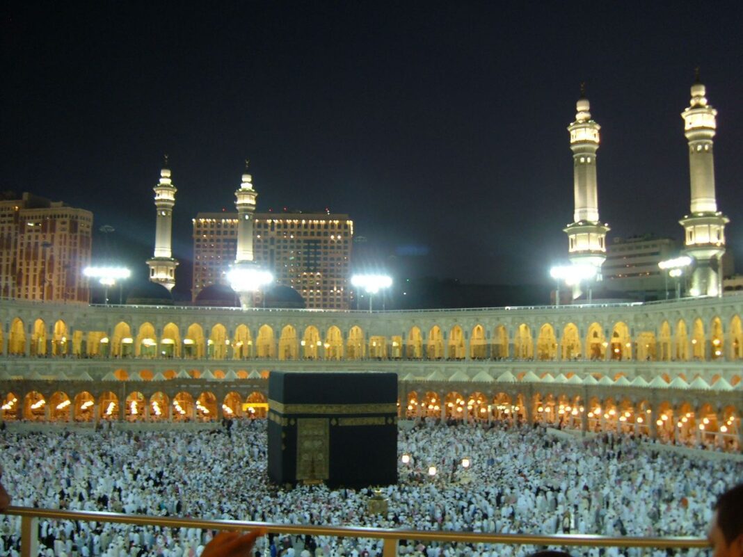 Omra 2022 Algérie: les premiers départs vers les lieux saints sont prévus pour… Pèlerins musulmans en prière autour de la Kaaba à La Mecque.