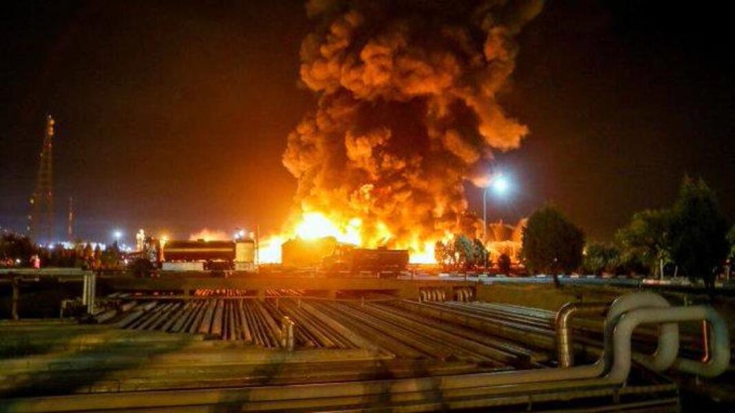 Incendie d'une centrale nucléaire en Ukraine Incendie majeur à la centrale nucléaire en Ukraine, nuages de fumée noire.