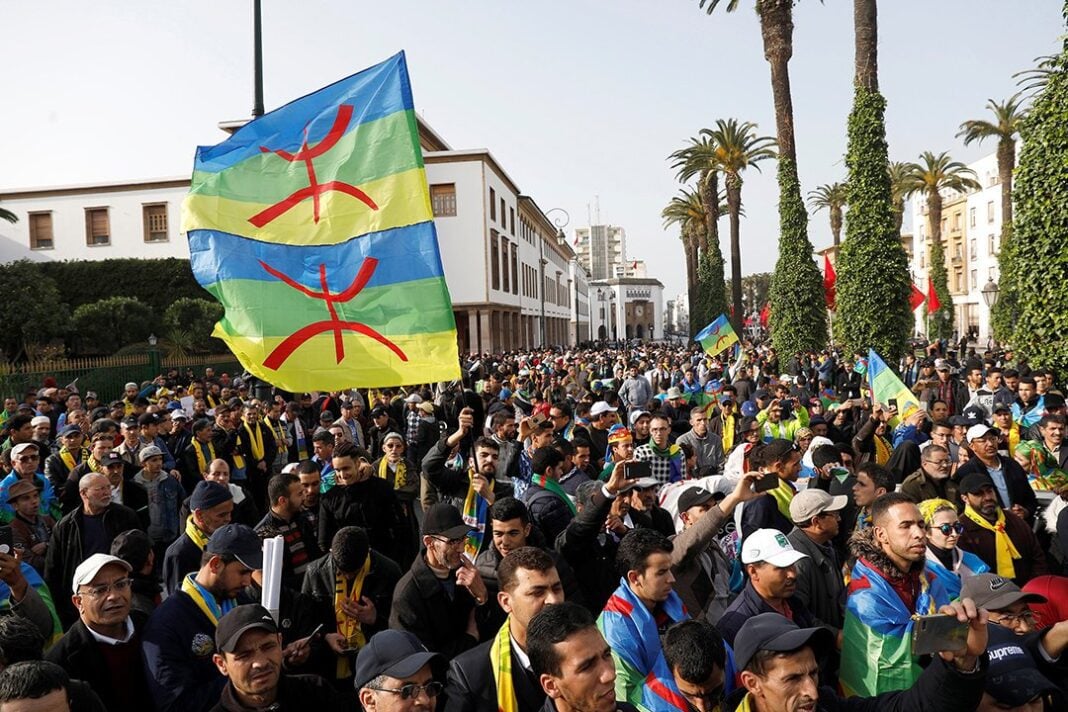 Maroc : Grande colères du Mouvement amazigh suite à… Grande manifestation amazighe avec drapeaux et foule nombreuse au Maroc.