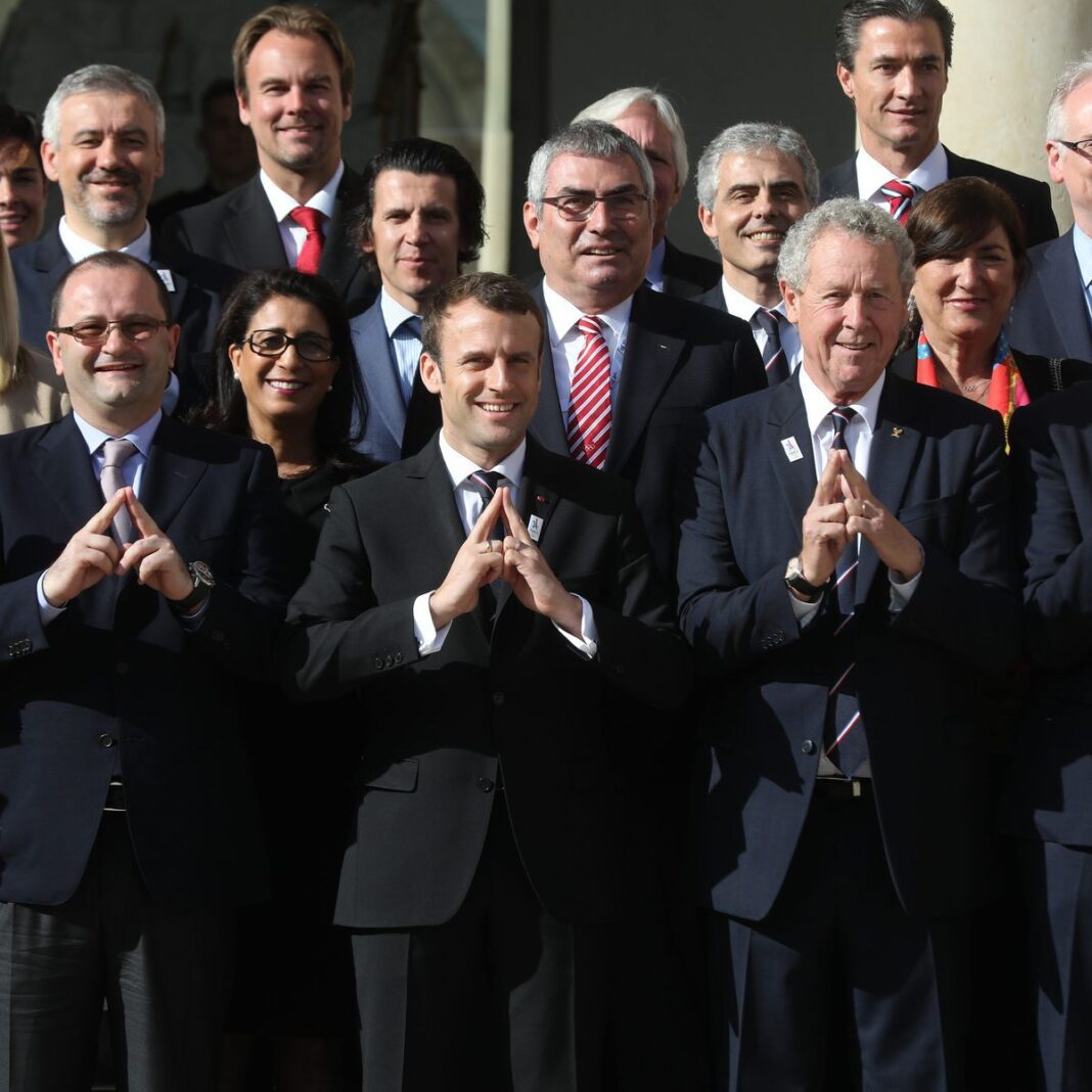 Photo : Emmanuel Macron avec le signe maçonnique Emmanuel Macron avec signe maçonnique lors d'un rassemblement officiel.
