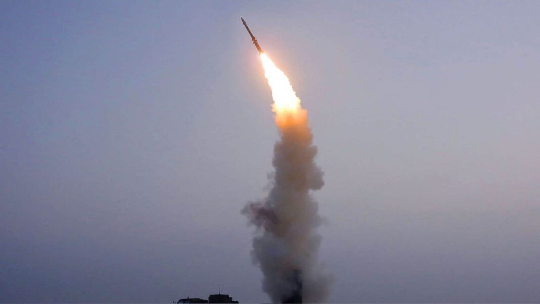 La Corée du Nord tire un missile intercontinental dans la zone économique du Japon Missile intercontinental en lancement dans le ciel.