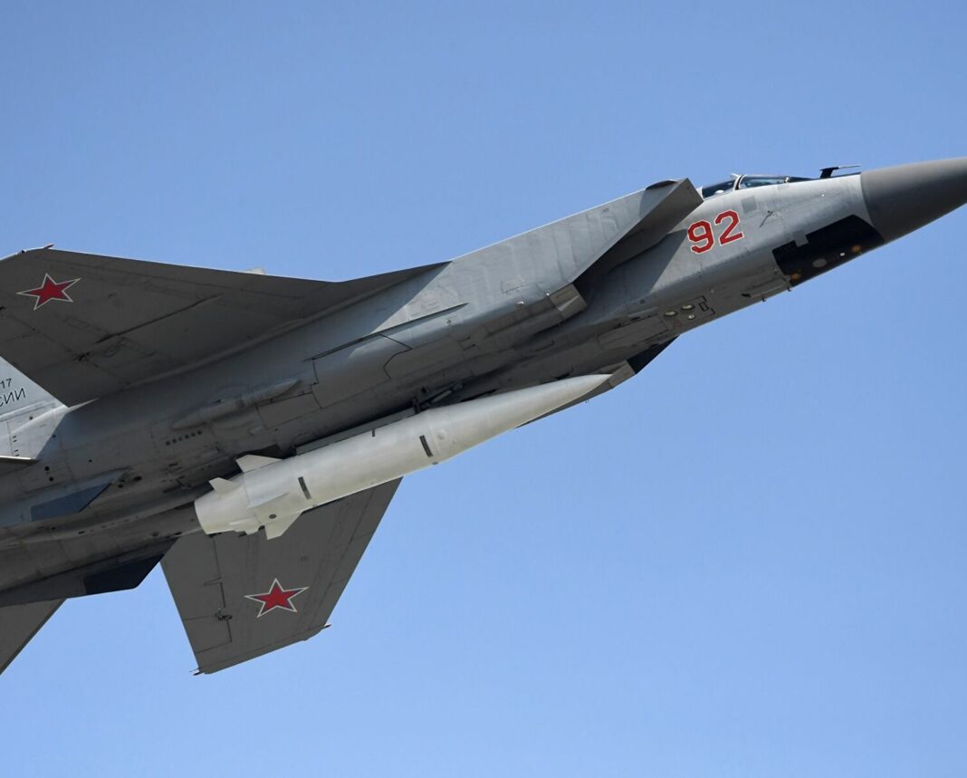 Avion de chasse F-14 Tomcat en vol dans le ciel bleu.