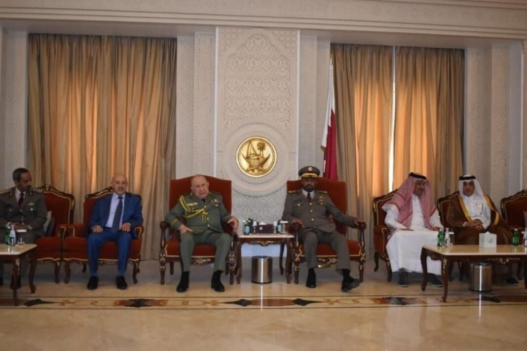 Officiels militaires et civils lors d'une réunion à Doha, DIMDEX 2022.