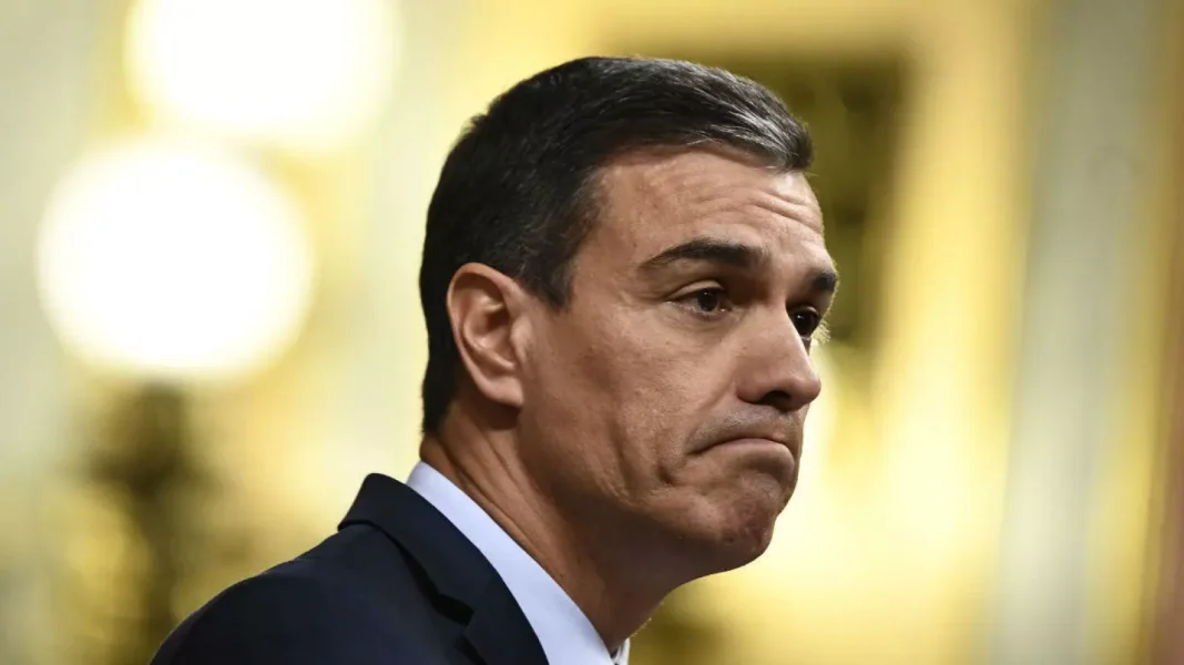 En réponse à la décision de Sanchez : L’Algérie refoule les clandestins d’Espagne Homme en costume sombre avec expression préoccupée, fond flou lumineux.