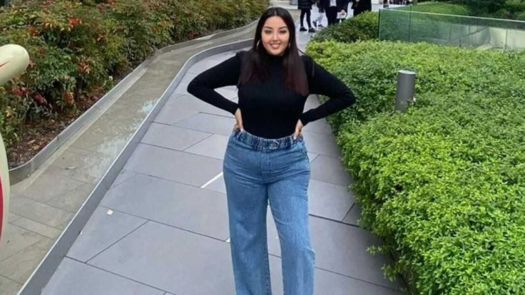 Après l’attentat en Turquie, l’algérienne Yasmine Belkacem rassure ses fans Yasmine Belkacem souriante en extérieur avec un look casual.