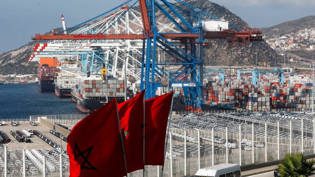 Maroc-Espagne : Reprise des liaisons maritimes Port de Tanger avec conteneurs, grues et navires en mer.
