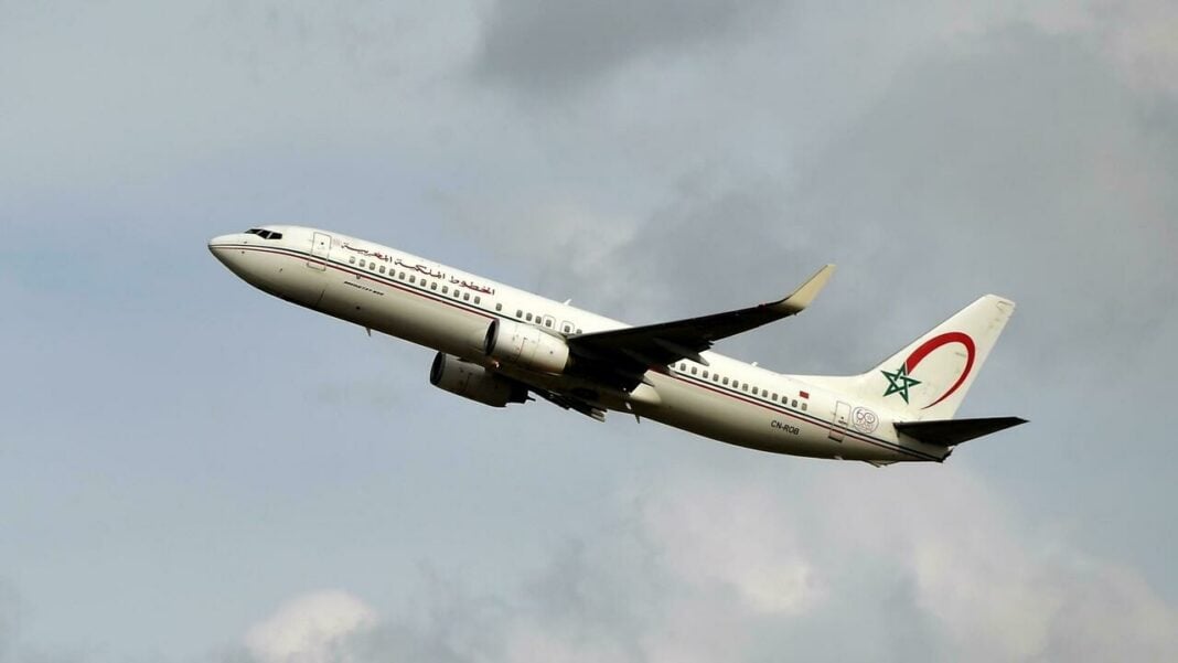 Royal Air Maroc renforce son offre en Afrique Avion de Royal Air Maroc en vol dans le ciel nuageux.
