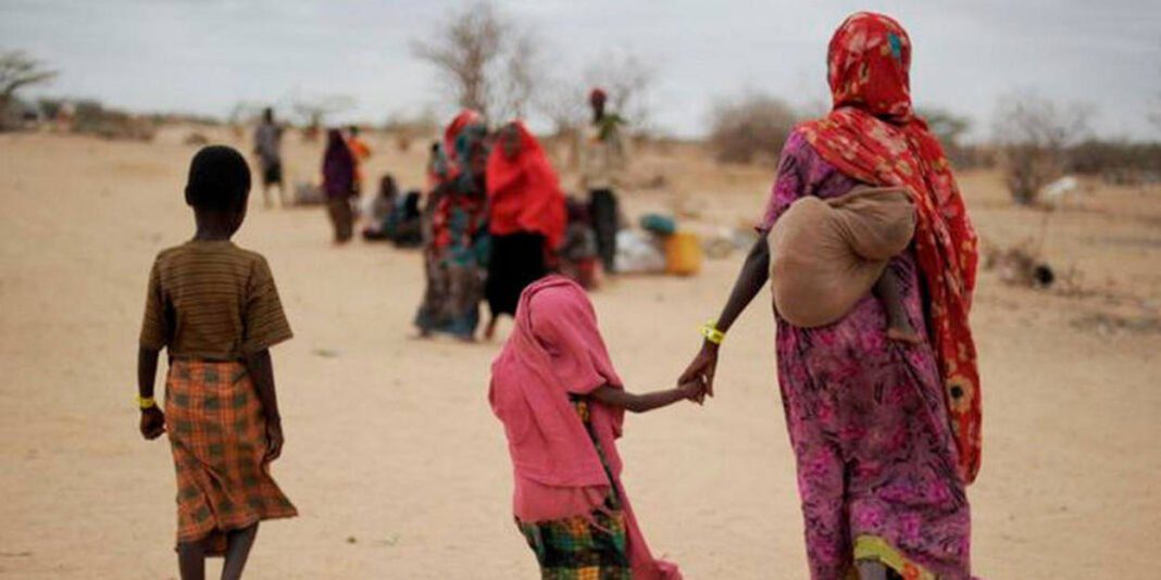 Réfugiés du changement climatique au Maroc Enfants et familles réfugiés dans un désert africain.