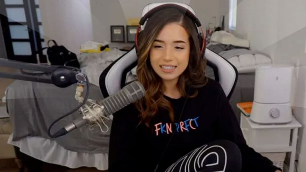 Un exploit fabuleux pour Pokimane, la streameuse Pokimane, streameuse, en train de jouer en direct avec un casque.