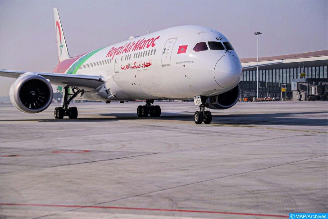 Maroc-Aéroport : Allègement des restrictions Avion Royal Air Maroc prêt au décollage à l'aéroport.