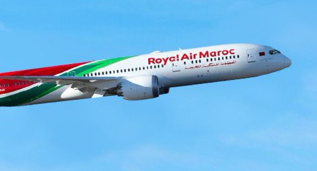 Vols-Maroc: Un nouveau protocole sanitaire défini Avion Royal Air Maroc en vol dans le ciel bleu.