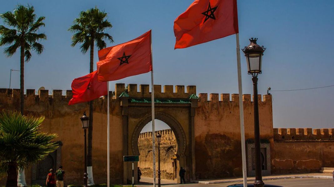 Le sultan Mohamed V a-t-il protégé les juifs du Maroc ? Drapeaux marocains flottant devant une vieille muraille à Marrakech.