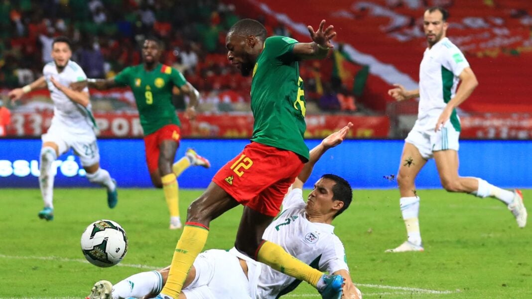 «Je ne suis pas triste de voir le Cameroun à la Coupe du monde», Nabil Djellit Joueur algérien dribblant un adversaire lors du match.