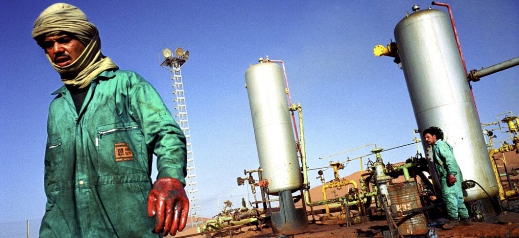 L’Algérie peut devenir la “pile électrique” de l’Europe Ouvrier dans une usine pétrolière en Algérie avec équipements industriels.