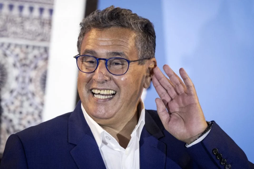 CAN 2025 : Aziz Akhannouch en appelle à l’accélération des préparatifs du stade d’Agadir Homme d'affaires en costume saluant avec sourire.