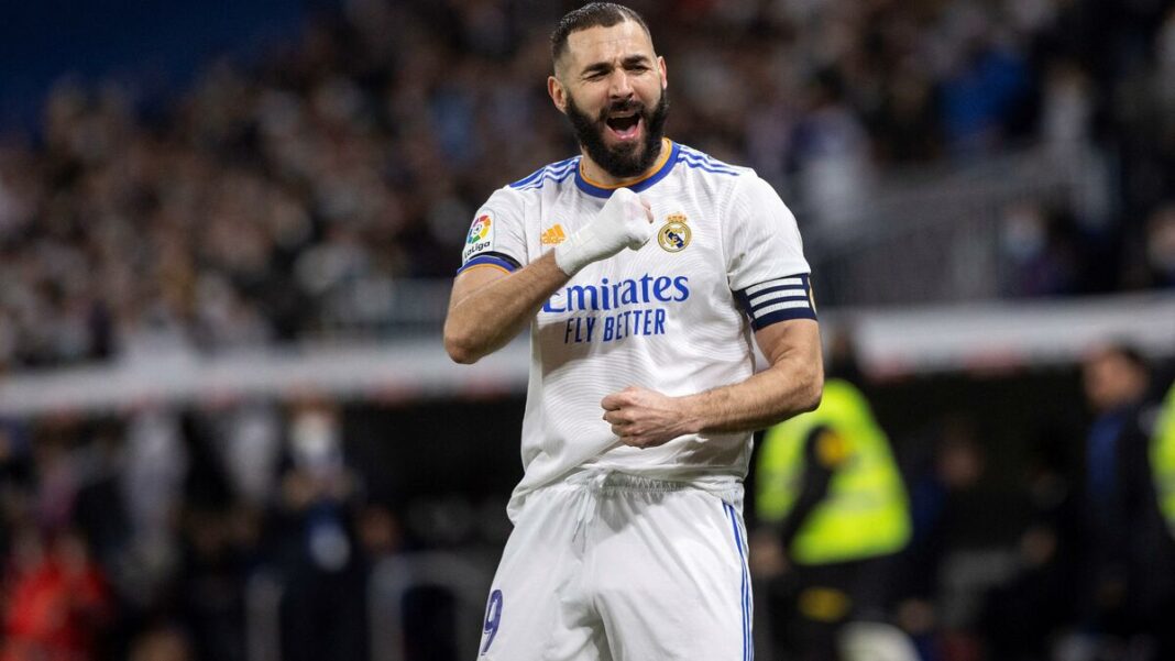 Après le PSG, Benzema corrige Chelsea ! Karim Benzema en célébration lors d'un match de football avec le Real Madrid.
