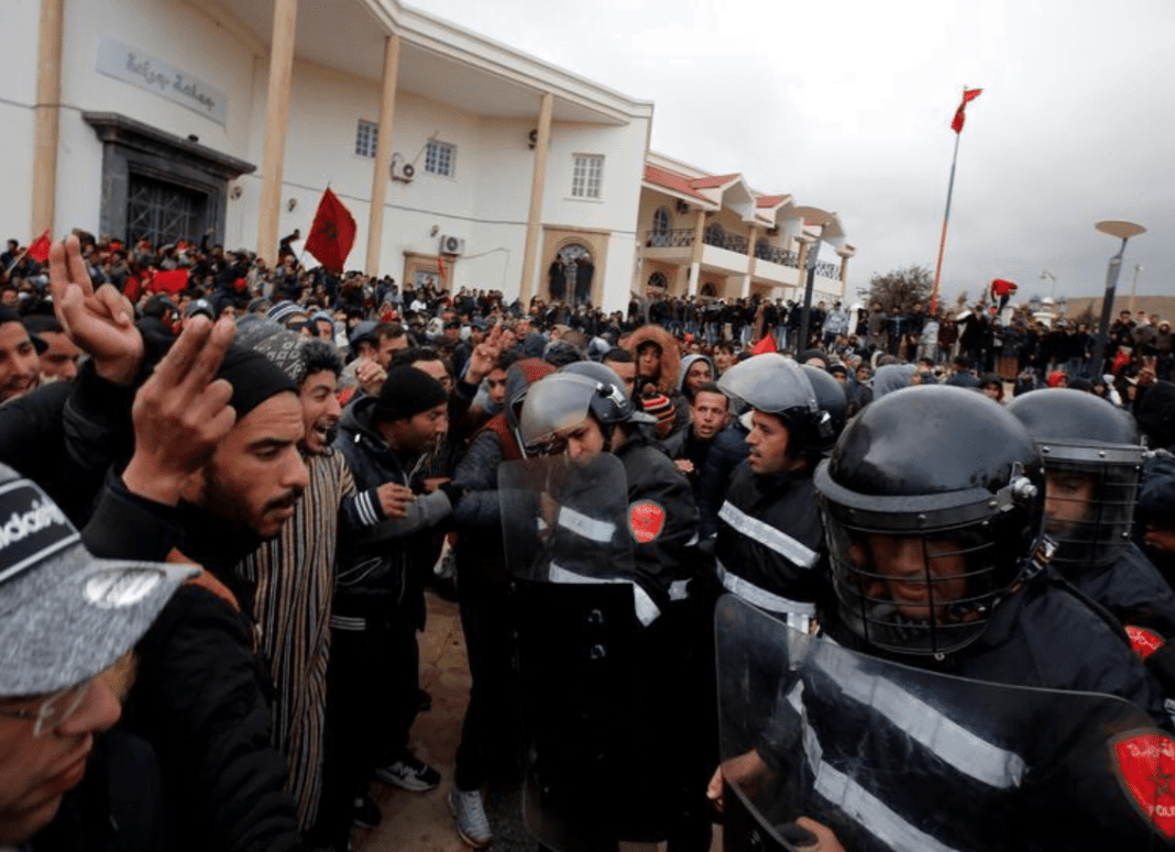 Manifestations dans plusieurs villes Marocaines contre la hausse des prix Manifestation au Maroc avec des forces de l'ordre et des manifestants.