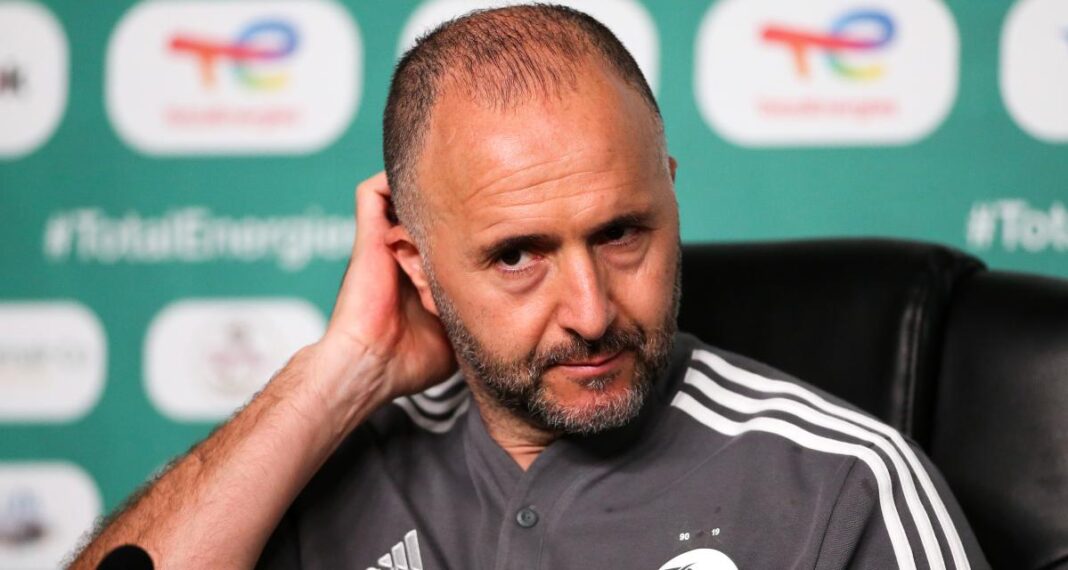 Djamel Belmadi lors d'une conférence, regard concentré.