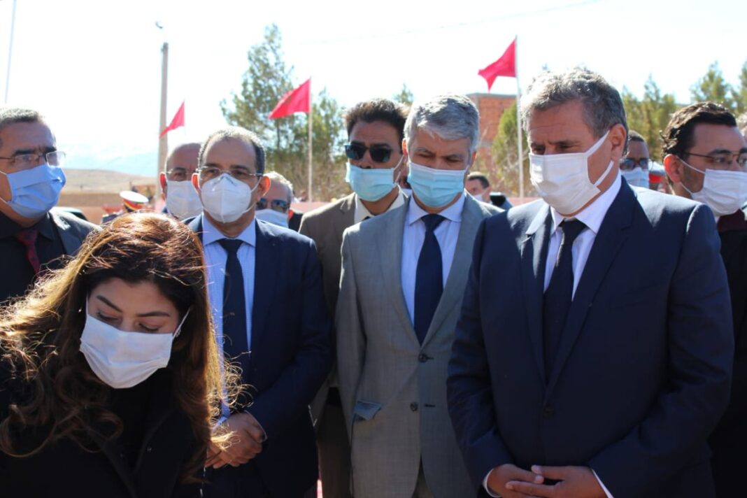 Le Maroc se met à l’abri de la pénurie de blé Groupe de responsables marocains lors d'une visite officielle en plein air.