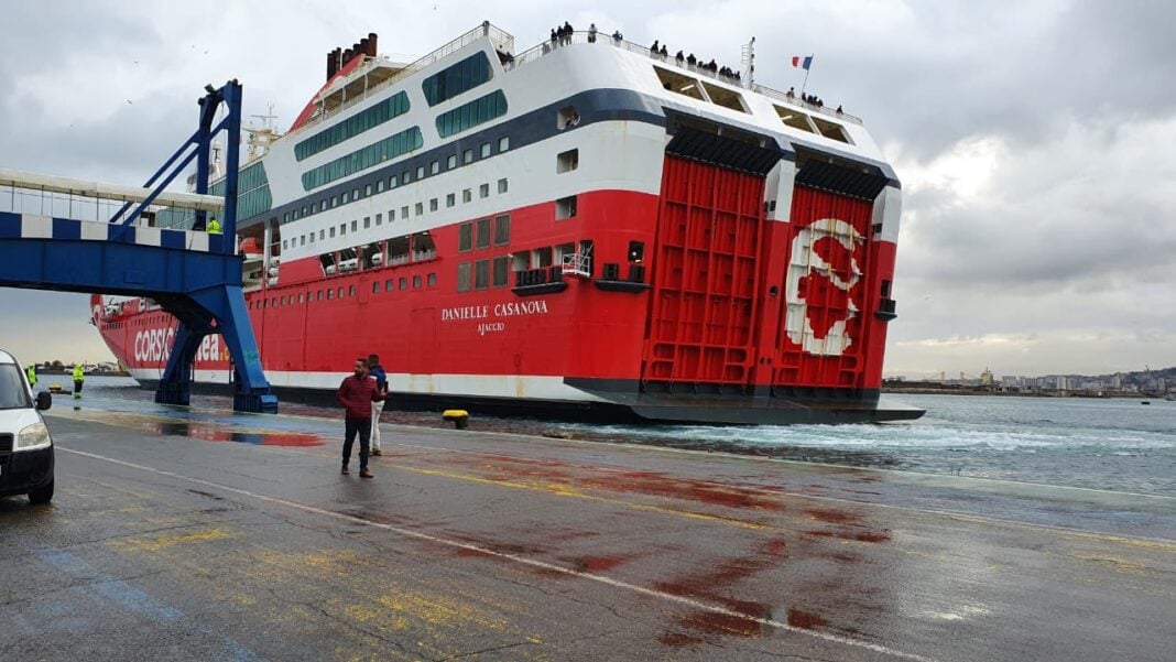 Corsica Linea relie de nouveau Marseille à Alger Ferry Corsica Linea amarré à Marseille, prêt pour la traversée vers Alger.