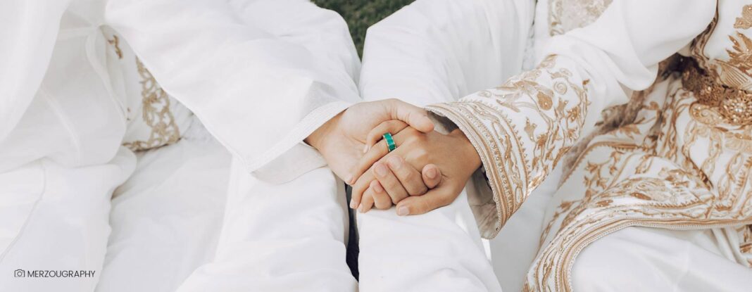 Grande reprise des célébrations de mariage au Maroc Main de couple lors d'une cérémonie de mariage au Maroc.