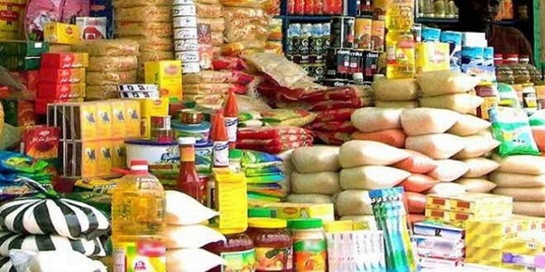 Hausse des prix sur le marché marocain Produits alimentaires et de consommation sur un marché au Maroc.