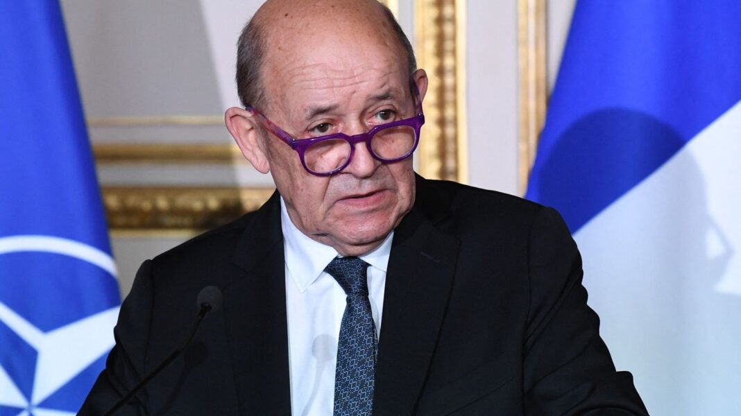 Le ministre français des Affaires étrangères en visite en Algérie Le ministre français des Affaires étrangères lors d'une visite en Algérie.