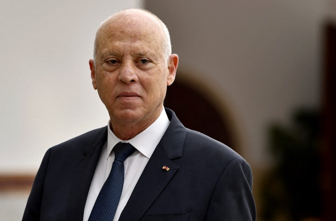 Portrait d'un homme d'affaires en costume Homme d'affaires âgé en costume sombre, portrait sérieux.
