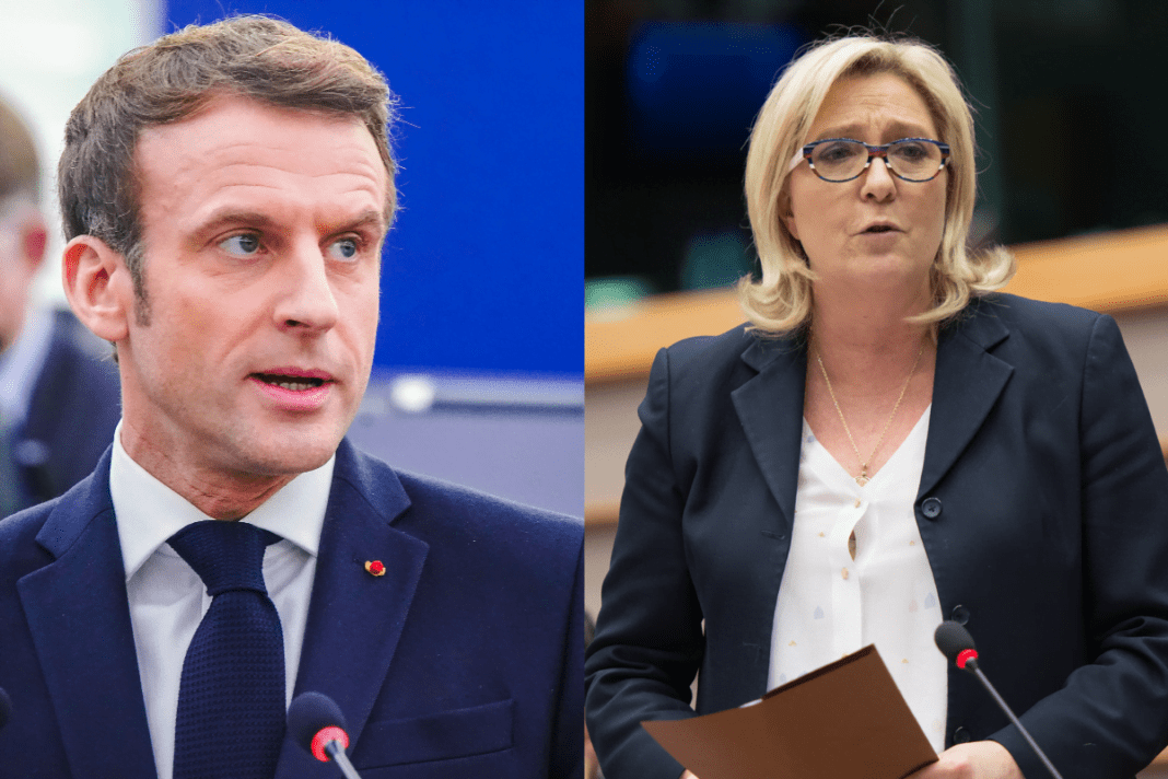 Politiciens en débat au Parlement Deux politiciens en discussion lors d'une séance parlementaire.