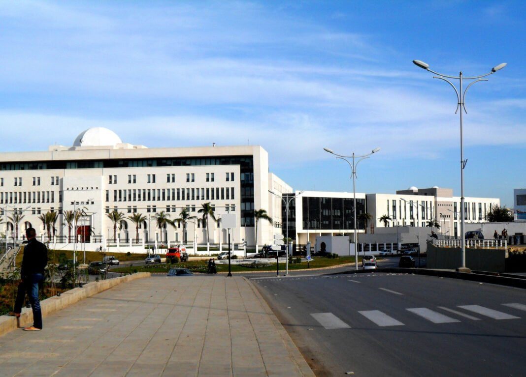 Bâtiment administratif moderne avec lampadaires et palmier en Tunisie.