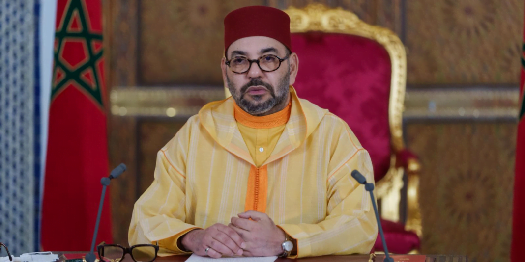 Le roi Mohammed VI en tenue traditionnelle lors d'une réunion officielle.