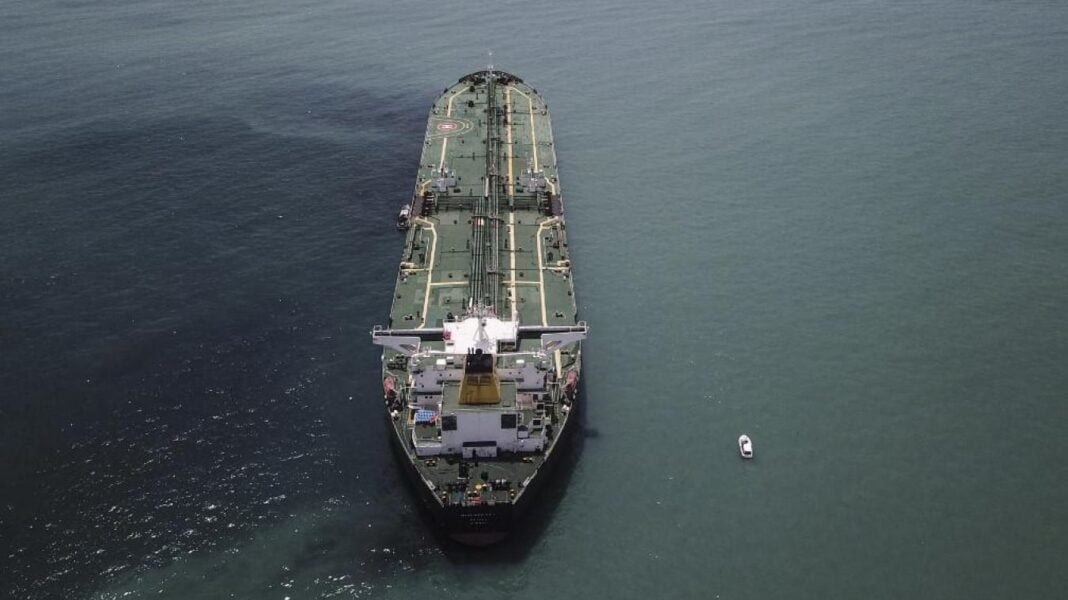 Naufrage d’un pétrolier au large de la Tunisie Pétrolier échoué au large de la Tunisie, en détresse.